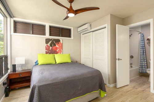 Guest bedroom with Queen bed