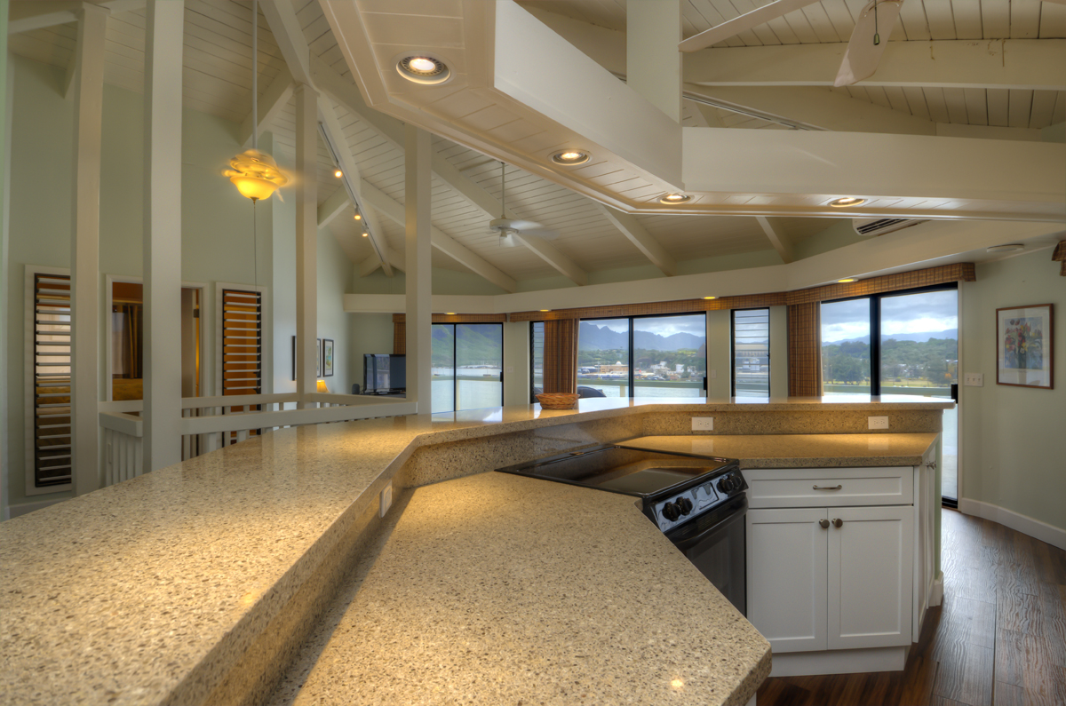 Kitchen with breakfast bar